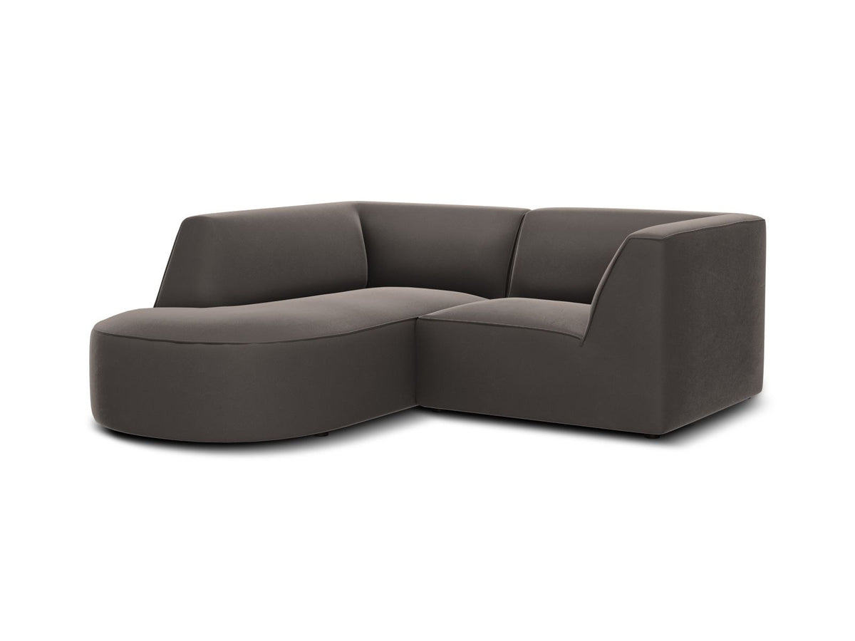 Modulares Ecksofa in Beige-Samt mit Récamiere links, Massivholzrahmen, schwarzen Kunststoffbeinen und weicher Samtpolsterung.