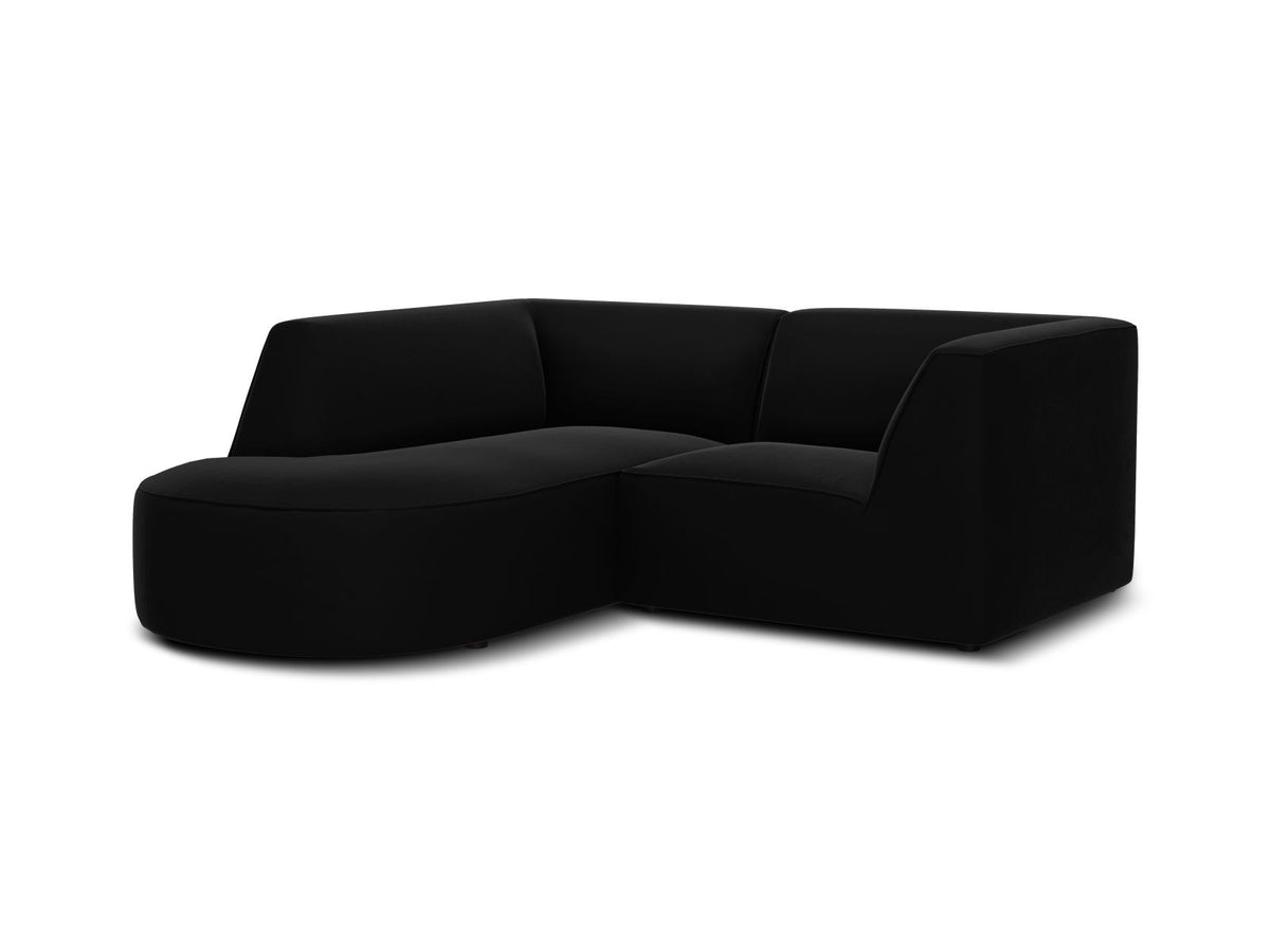 Modulares Ecksofa in Beige-Samt mit Récamiere links, Massivholzrahmen, schwarzen Kunststoffbeinen und weicher Samtpolsterung.