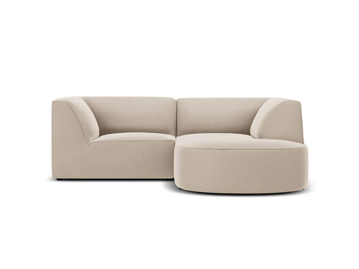 Modulares Ecksofa Siena in Beige-Salvador Samtstoff mit Récamiere, schwarzen Kunststoffbeinen und massivem Holzrahmen, rechts ausgerichtet.