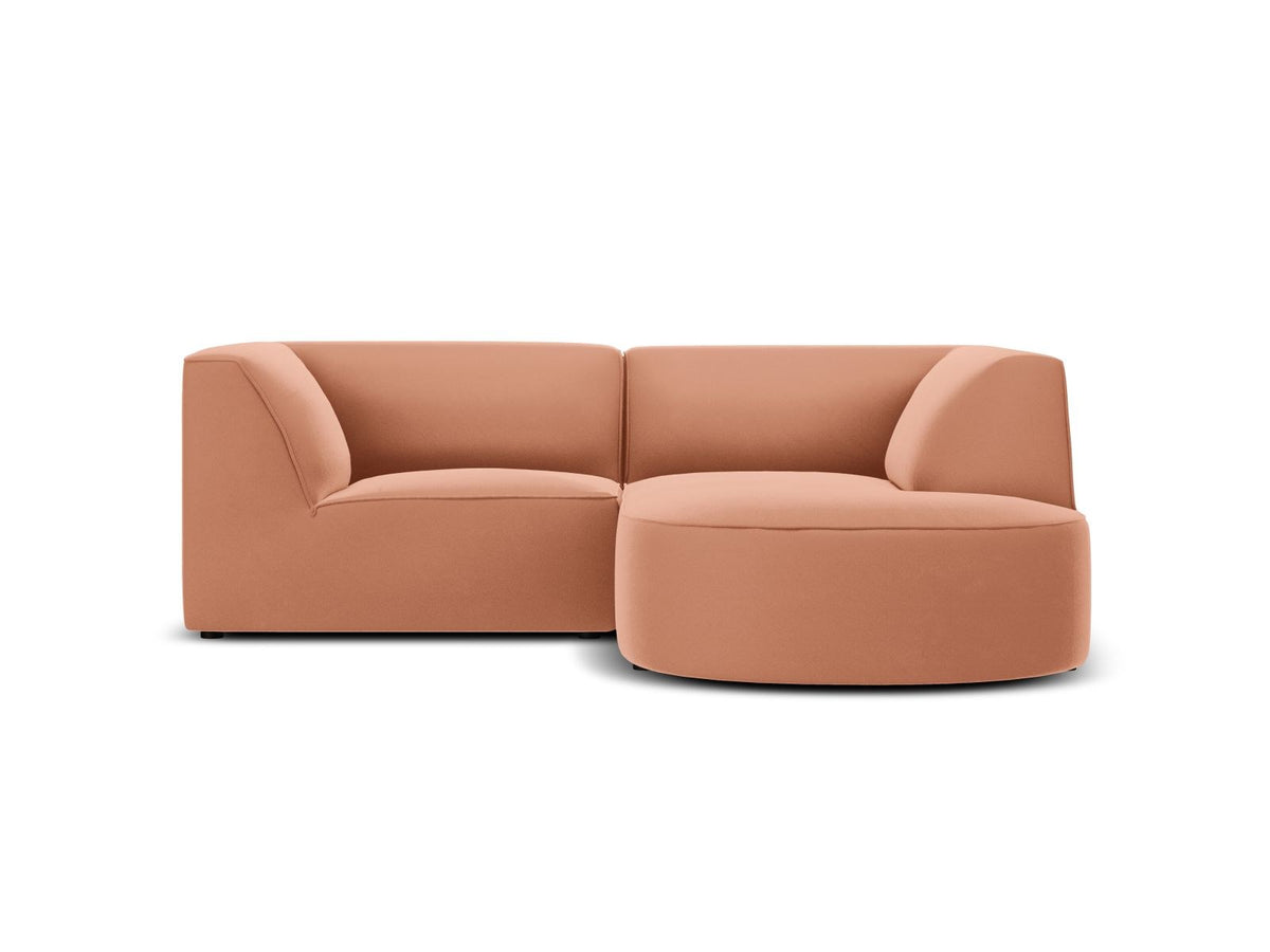 Modulares Ecksofa Siena in Beige-Salvador Samtstoff mit Récamiere, schwarzen Kunststoffbeinen und massivem Holzrahmen, rechts ausgerichtet.