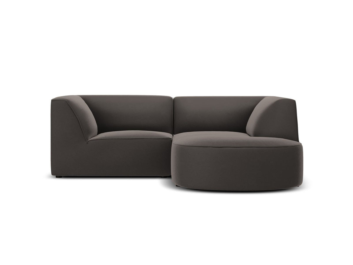 Modulares Ecksofa Siena in Beige-Salvador Samtstoff mit Récamiere, schwarzen Kunststoffbeinen und massivem Holzrahmen, rechts ausgerichtet.
