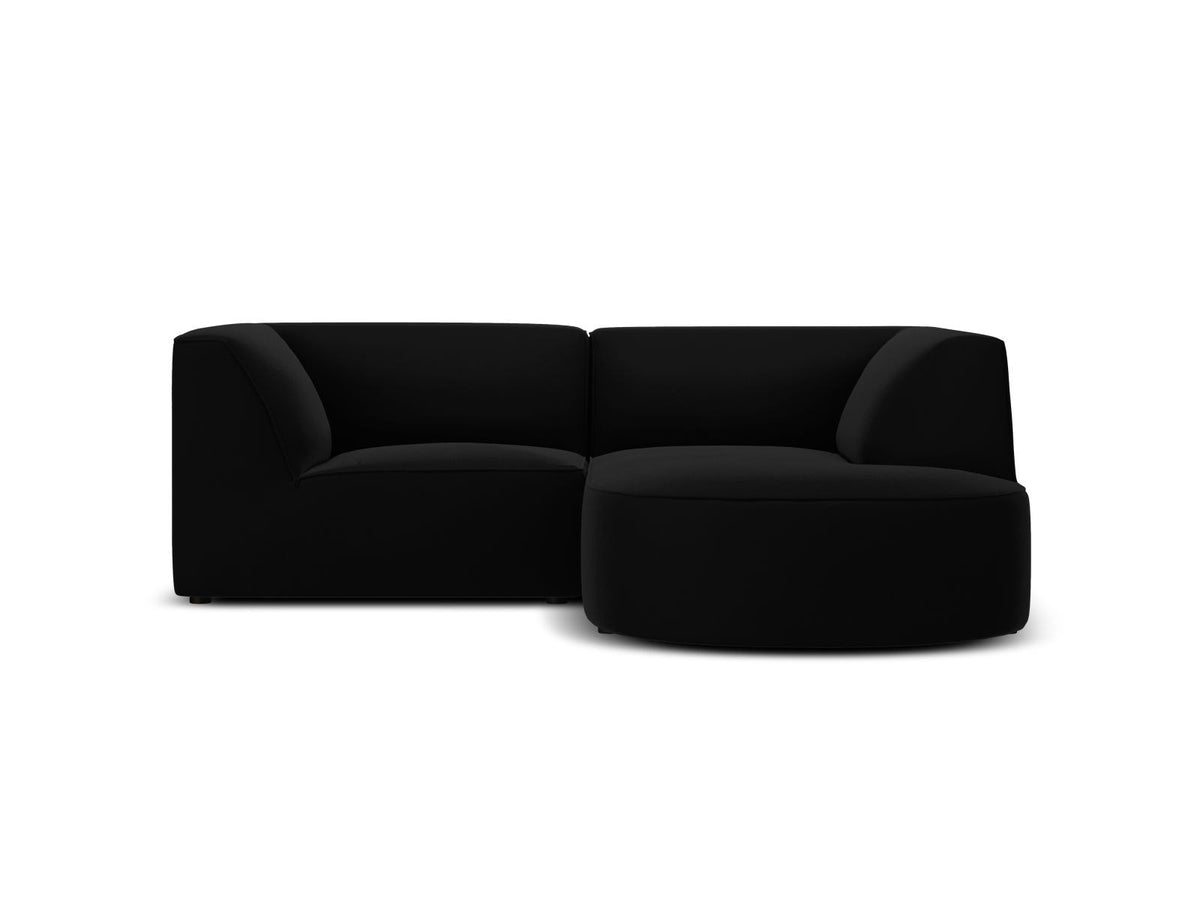 Modulares Ecksofa Siena in Beige-Salvador Samtstoff mit Récamiere, schwarzen Kunststoffbeinen und massivem Holzrahmen, rechts ausgerichtet.