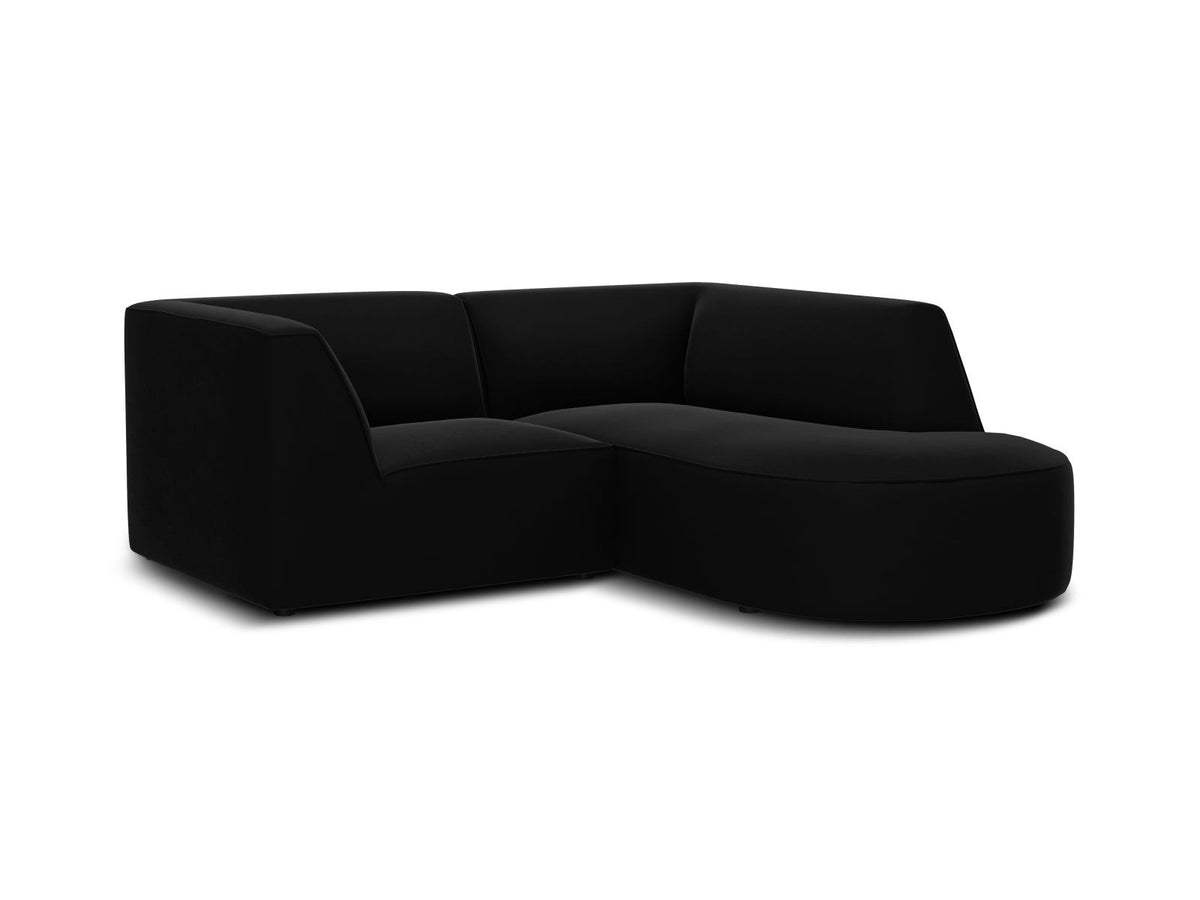Modulares Ecksofa Siena in Beige-Salvador Samtstoff mit Récamiere, schwarzen Kunststoffbeinen und massivem Holzrahmen, rechts ausgerichtet.
