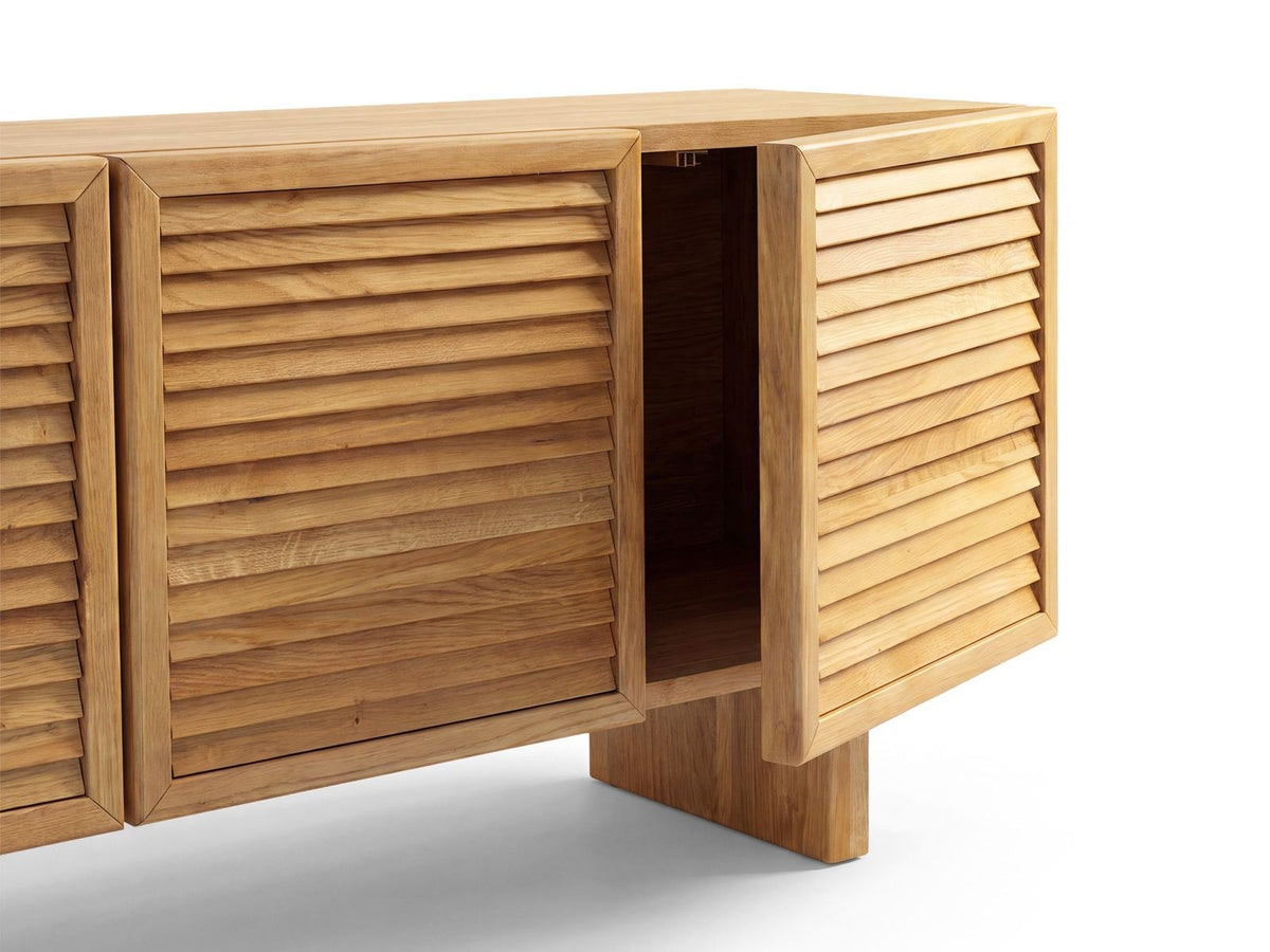 Arta TV-Schrank 40cm aus massivem Wildeichenholz, Natural Oak-Wood, mit sichtbaren Ästen, Rissen und Holzbeinen, freistehend fotografiert.