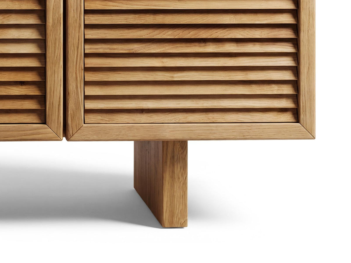 Arta TV-Schrank 40cm aus massivem Wildeichenholz, Natural Oak-Wood, mit sichtbaren Ästen, Rissen und Holzbeinen, freistehend fotografiert.