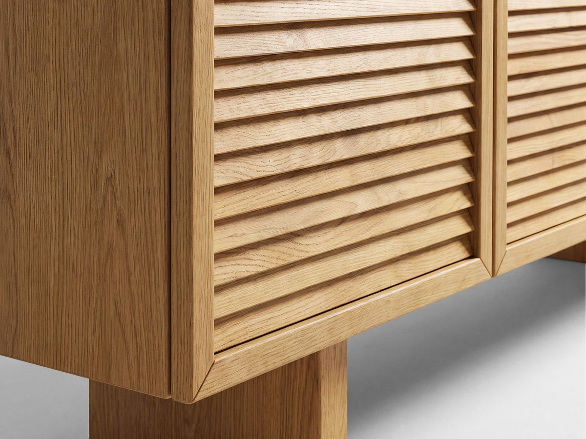 Arta TV-Schrank 40cm aus massivem Wildeichenholz, Natural Oak-Wood, mit sichtbaren Ästen, Rissen und Holzbeinen, freistehend fotografiert.