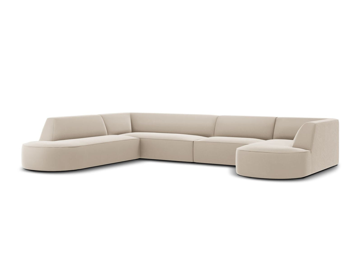 Panorama-Ecksofa links mit Samtbezug in Beige, massivem Holzrahmen und schwarzen Kunststoffbeinen, Modell Siena von Cosmopolitan Design.