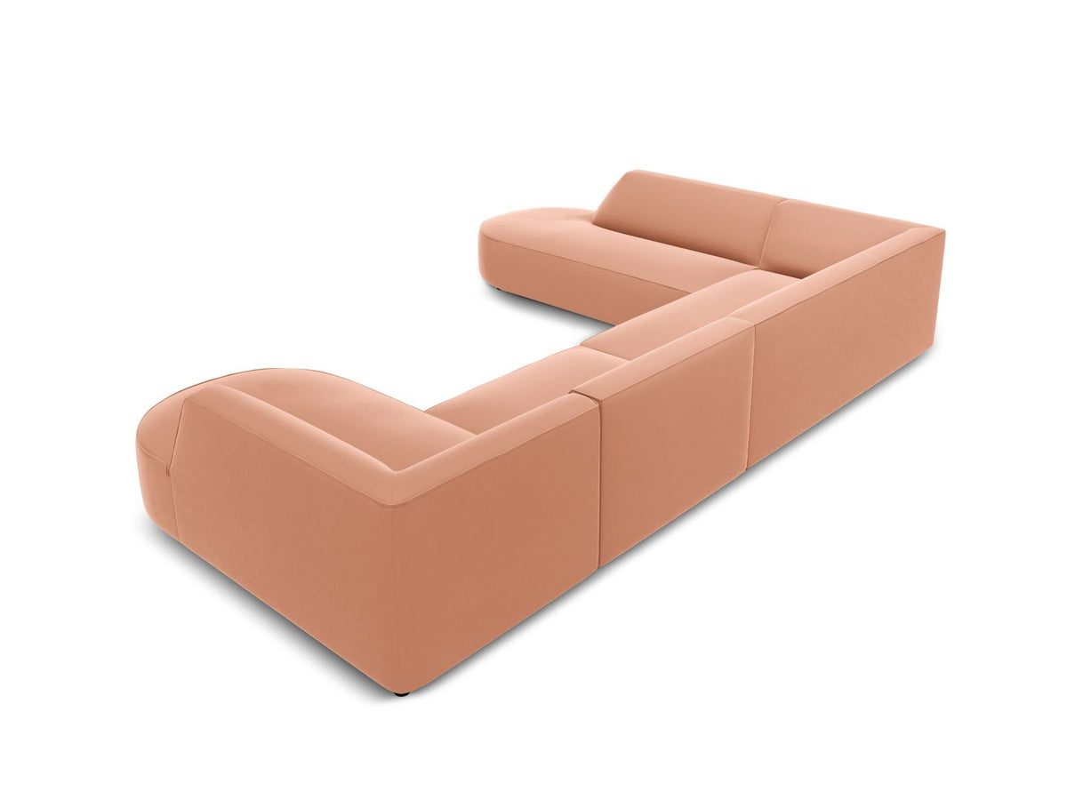 Panorama-Ecksofa links mit Samtbezug in Beige, massivem Holzrahmen und schwarzen Kunststoffbeinen, Modell Siena von Cosmopolitan Design.