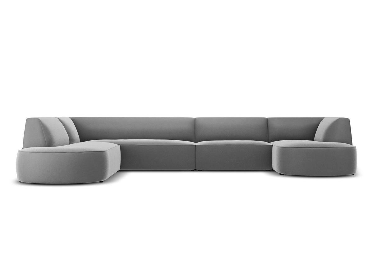 Panorama-Ecksofa links mit Samtbezug in Beige, massivem Holzrahmen und schwarzen Kunststoffbeinen, Modell Siena von Cosmopolitan Design.