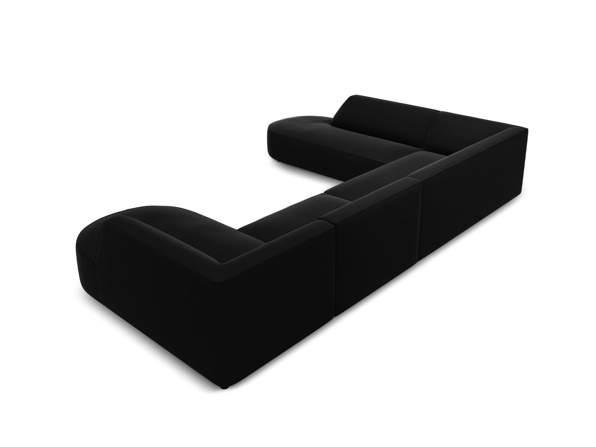 Panorama-Ecksofa links mit Samtbezug in Beige, massivem Holzrahmen und schwarzen Kunststoffbeinen, Modell Siena von Cosmopolitan Design.
