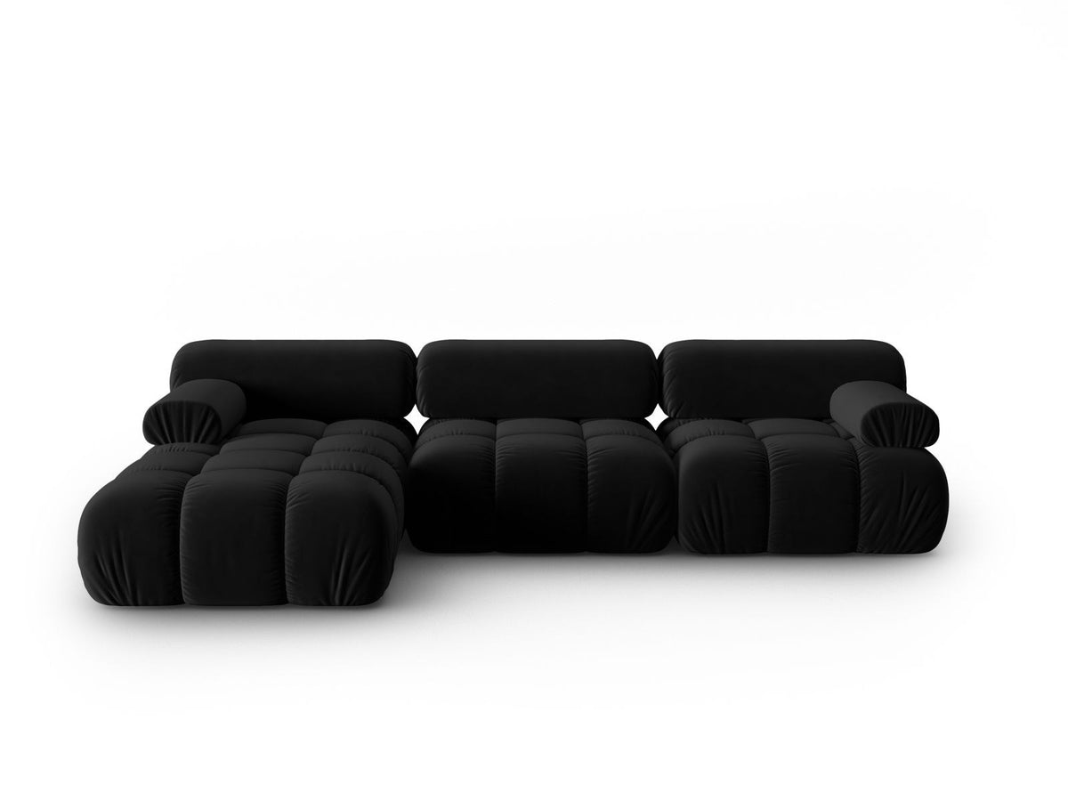 Modulares Ecksofa mit rosa Samtstoff, schwarzen Kunststoffbeinen und gepolsterter Récamiere, Ansicht von vorne links.