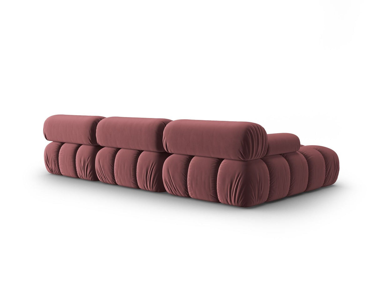 Modulares Ecksofa mit rosa Samtstoff, schwarzen Kunststoffbeinen und gepolsterter Récamiere, Ansicht von vorne links.