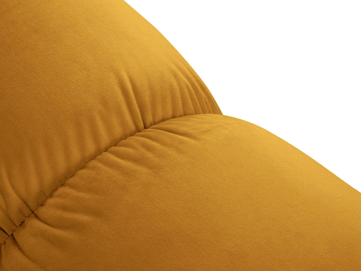 Modulares Ecksofa mit rosa Samtstoff, schwarzen Kunststoffbeinen und gepolsterter Récamiere, Ansicht von vorne links.