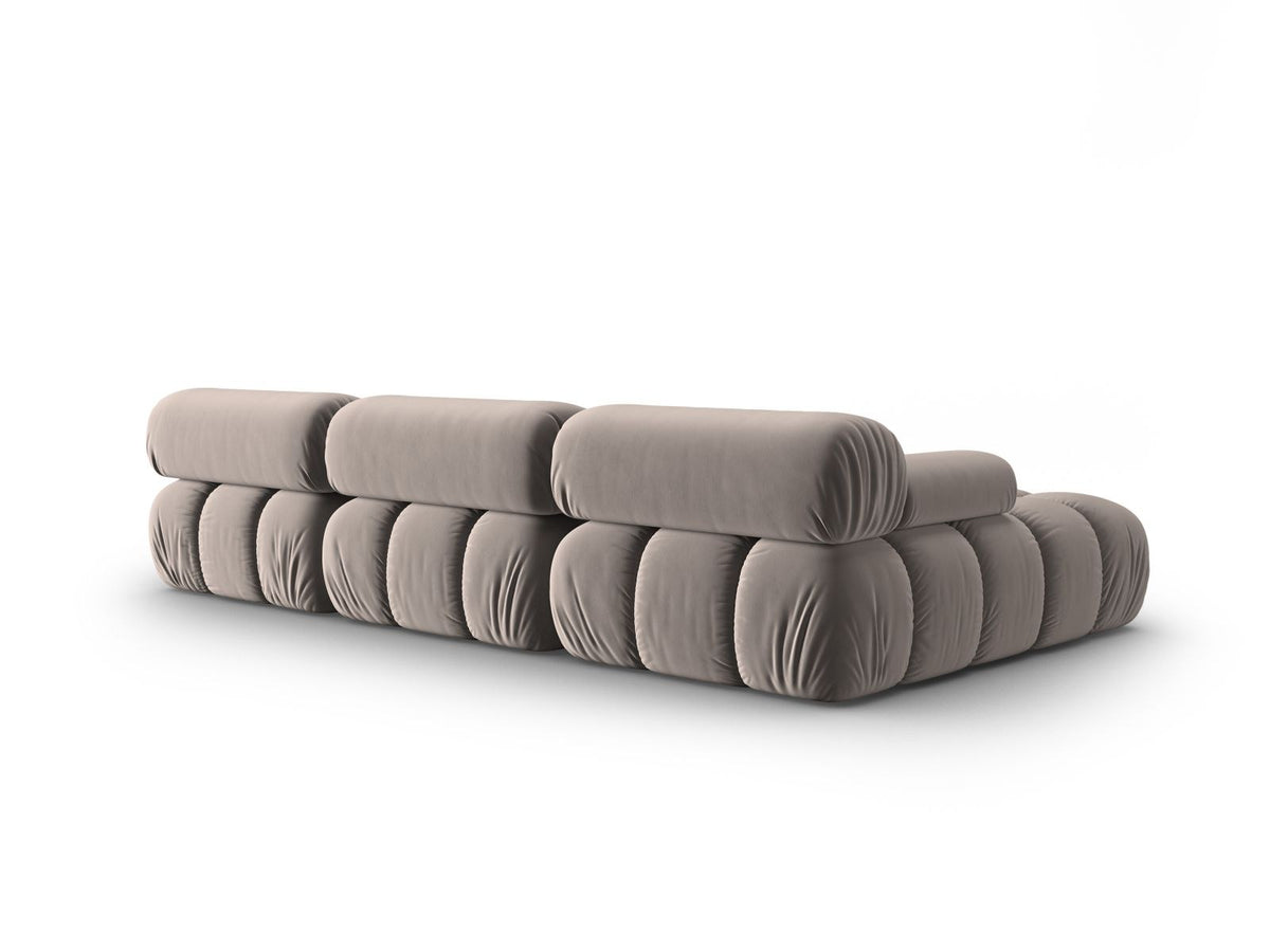 Modulares Ecksofa mit rosa Samtstoff, schwarzen Kunststoffbeinen und gepolsterter Récamiere, Ansicht von vorne links.