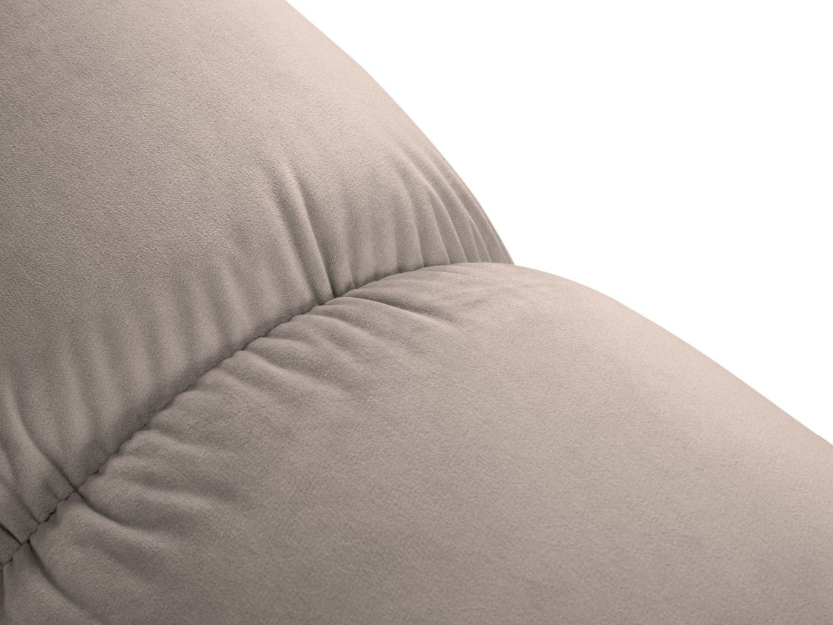Modulares Ecksofa mit rosa Samtstoff, schwarzen Kunststoffbeinen und gepolsterter Récamiere, Ansicht von vorne links.