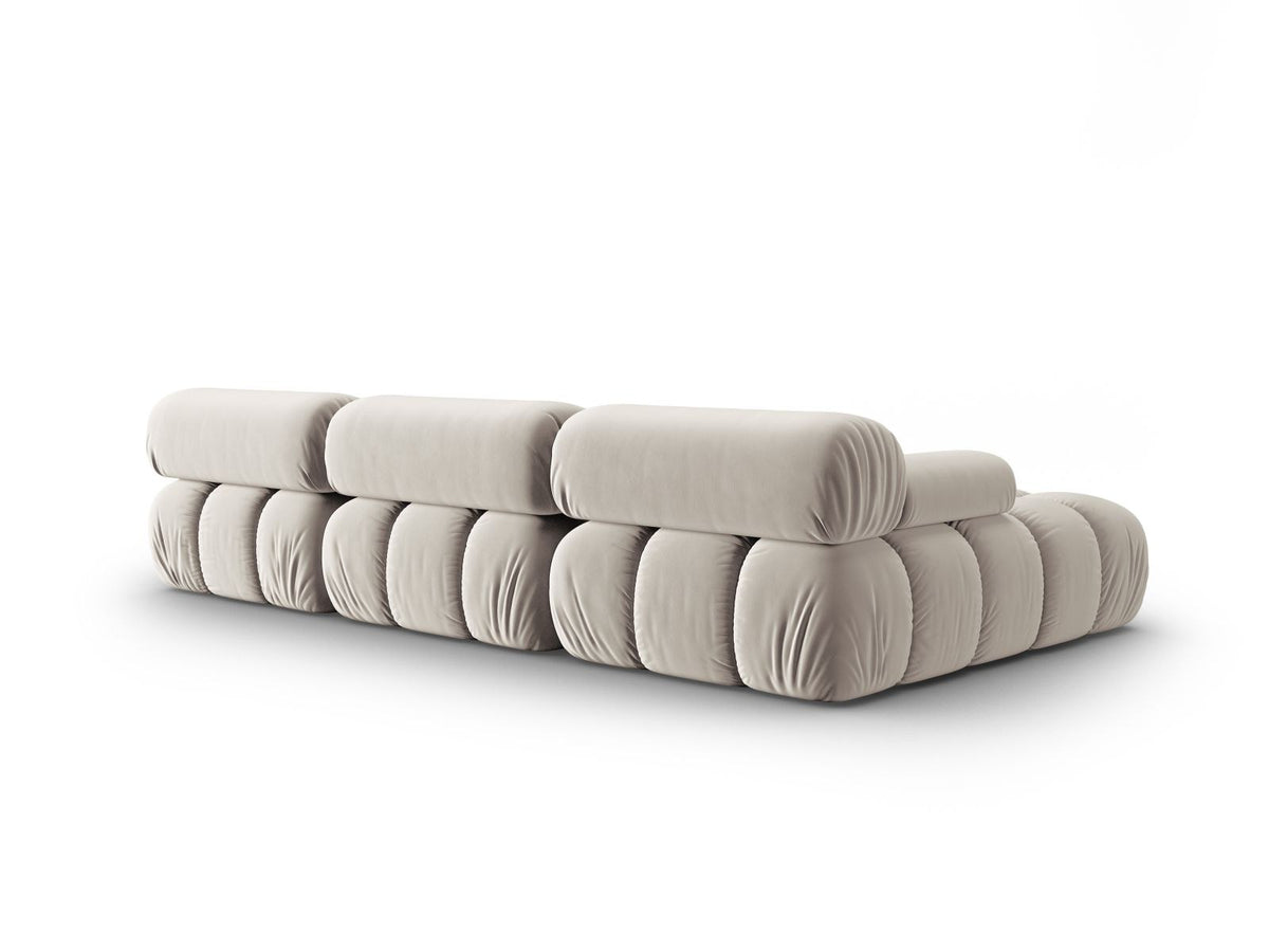 Modulares Ecksofa mit rosa Samtstoff, schwarzen Kunststoffbeinen und gepolsterter Récamiere, Ansicht von vorne links.