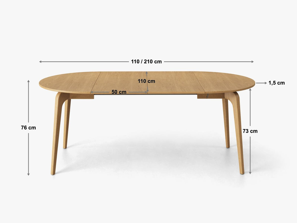 Ausziehtisch Enna mit Tischplatte aus Eichenfurnier und Beinen aus massivem Eichenholz, quadratische Form, natur lackiert, auf hellem Hintergrund.