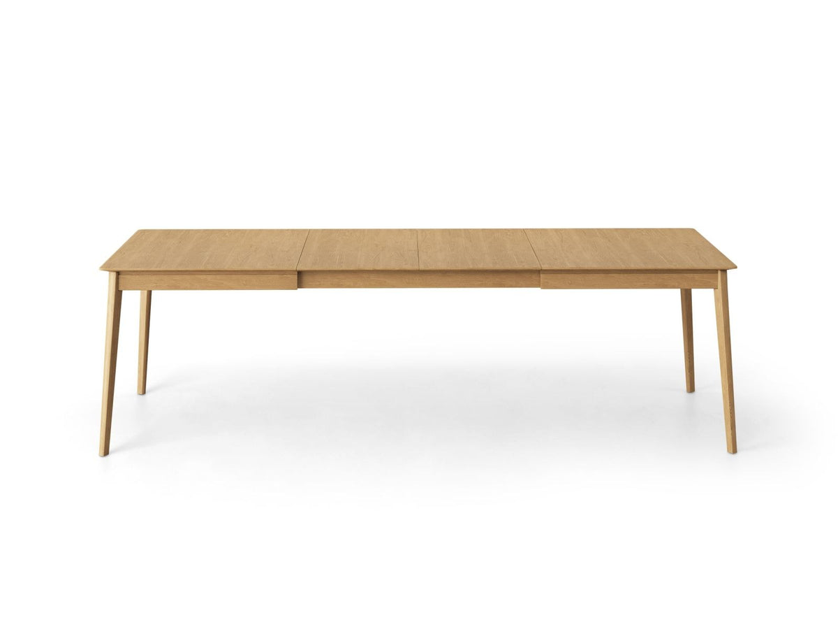 Ausziehbarer Esstisch Noto aus Eichenfurnier mit Beinen aus Eichenholz, Farbe Natural Oak Veneer-Wood, rechteckige Tischform, unausgezogen dargestellt.