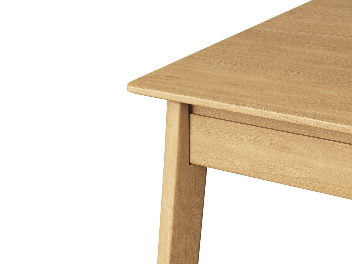 Ausziehbarer Esstisch Noto aus Eichenfurnier mit Beinen aus Eichenholz, Farbe Natural Oak Veneer-Wood, rechteckige Tischform, unausgezogen dargestellt.