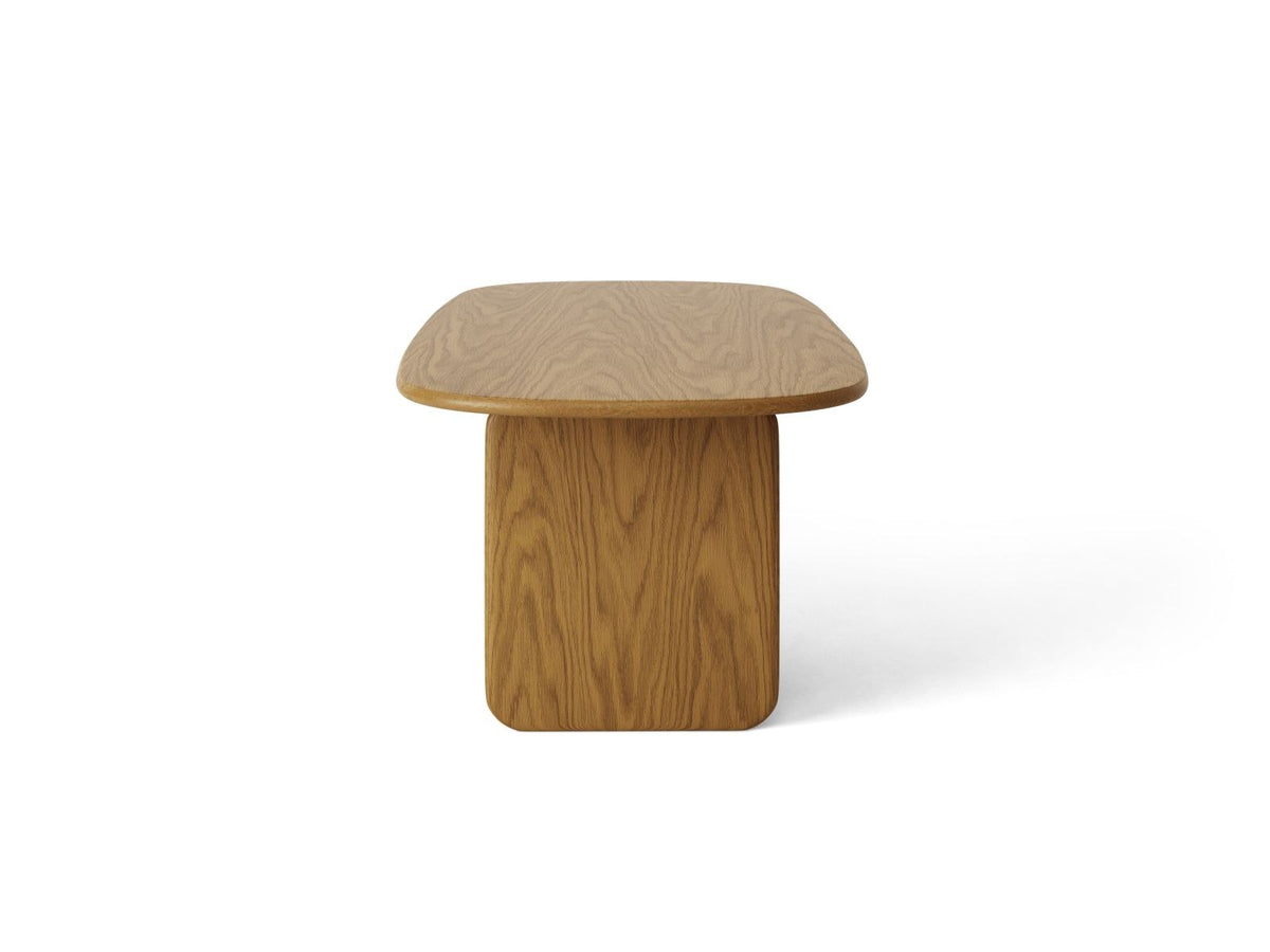 Esstisch aus Holz mit Eichenfurnier in Schwarz, rechteckige Tischplatte mit Holzbeinen, Ansicht von der Seite.