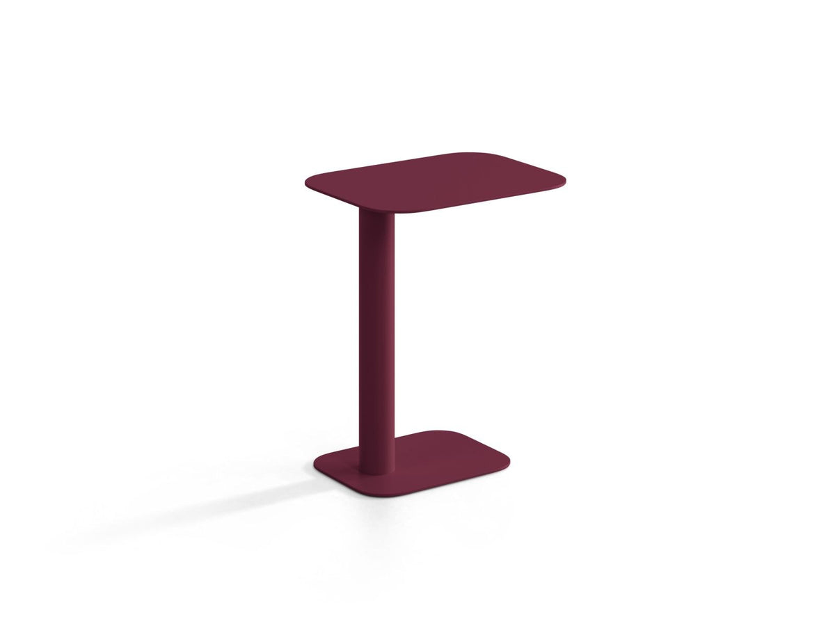 Beistelltisch Noli aus pulverbeschichtetem Metall in Burgundy mit schlankem, rundem Rohrbein und rechteckiger Tischplatte.
