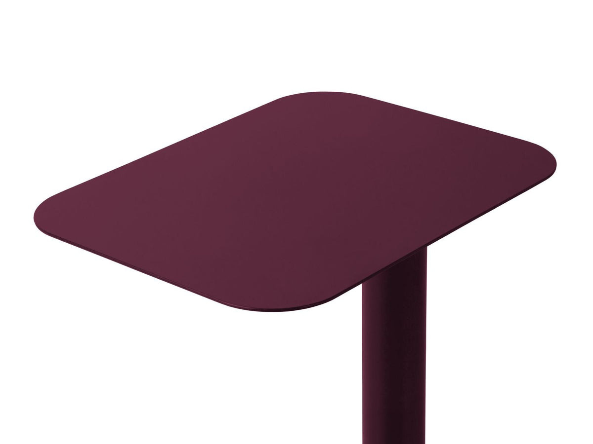 Beistelltisch Noli aus pulverbeschichtetem Metall in Burgundy mit schlankem, rundem Rohrbein und rechteckiger Tischplatte.