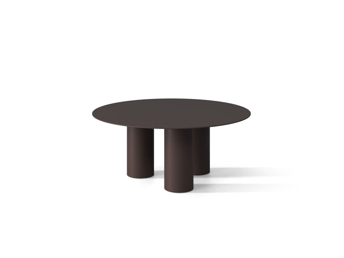 Couchtisch Iseo aus pulverbeschichtetem Metall in Burgundy mit Stahlbeinen, Masse 80 x 80 x 33.5 cm, Beindurchmesser 14 cm, hergestellt in Europa.