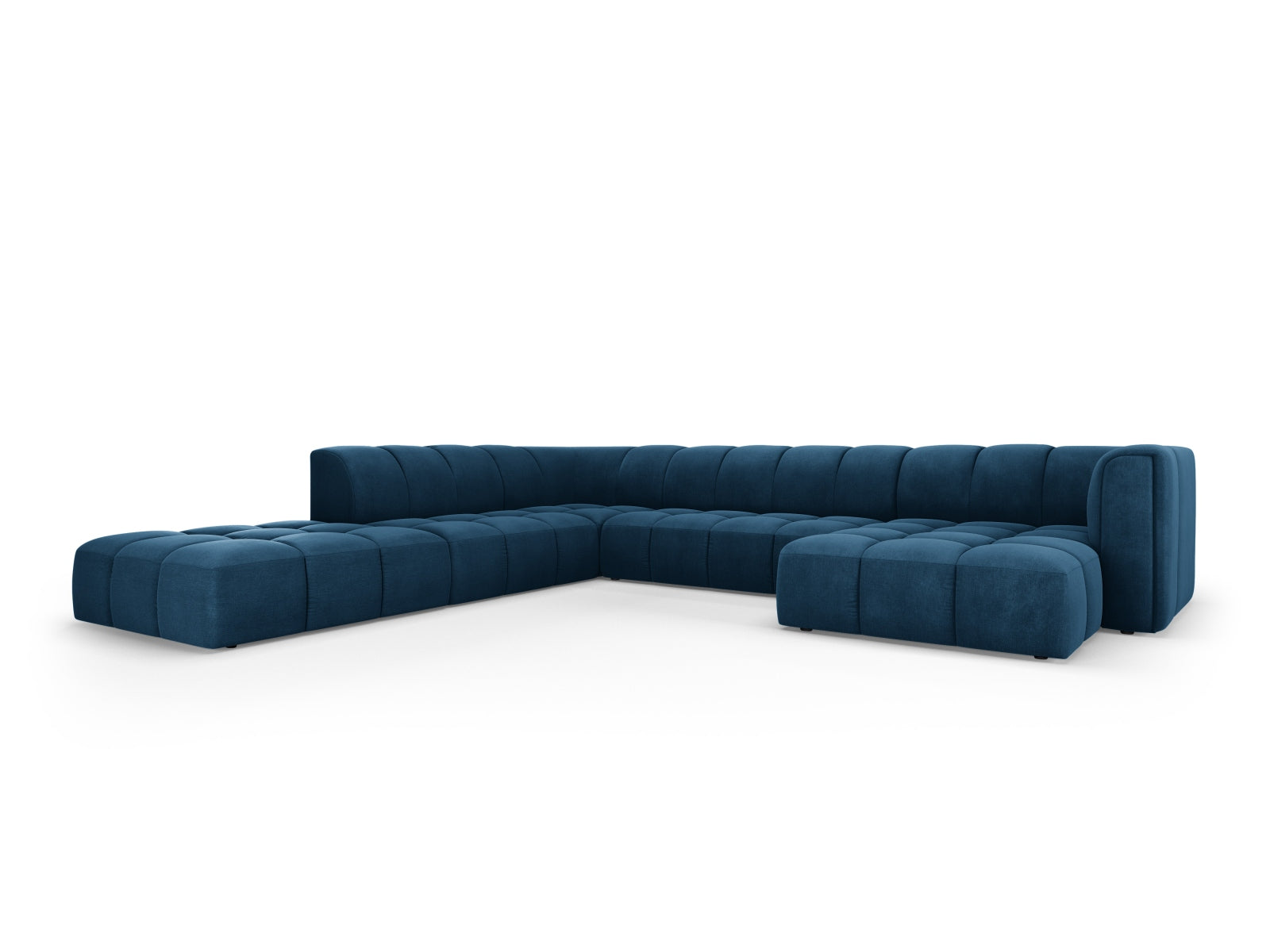 Elegantes 7-Sitzer Ecksofa Moritz in Royal Blue-Rebel, ideal für stilvolle Wohnräume, präsentiert in einer modernen Umgebung.