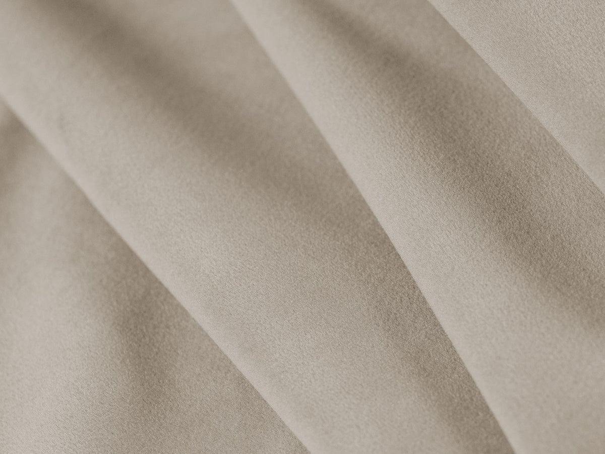 Panorama-Ecksofa links mit Samtbezug in Beige, massivem Holzrahmen und schwarzen Kunststoffbeinen, Modell Siena von Cosmopolitan Design.