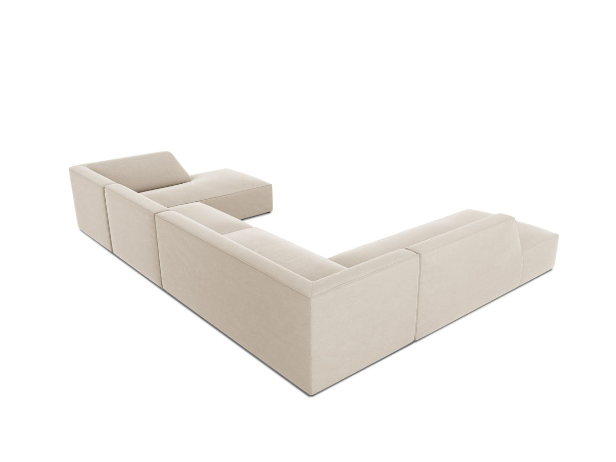Panorama-Ecksofa links mit Samtbezug in Beige, massivem Holzrahmen und schwarzen Kunststoffbeinen, Modell Siena von Cosmopolitan Design.