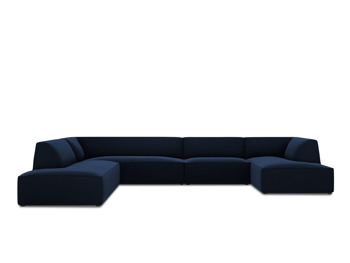 Panorama-Ecksofa links mit Samtbezug in Beige, massivem Holzrahmen und schwarzen Kunststoffbeinen, Modell Siena von Cosmopolitan Design.