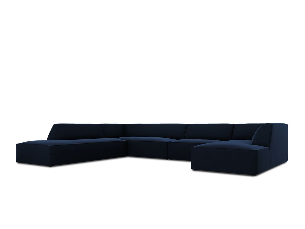 Panorama-Ecksofa links mit Samtbezug in Beige, massivem Holzrahmen und schwarzen Kunststoffbeinen, Modell Siena von Cosmopolitan Design.