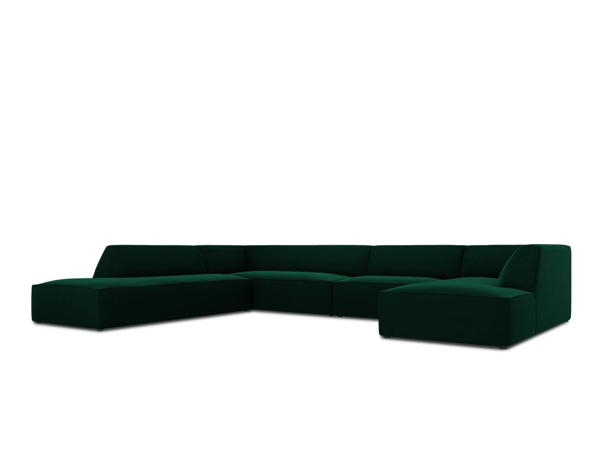 Panorama-Ecksofa links mit Samtbezug in Beige, massivem Holzrahmen und schwarzen Kunststoffbeinen, Modell Siena von Cosmopolitan Design.
