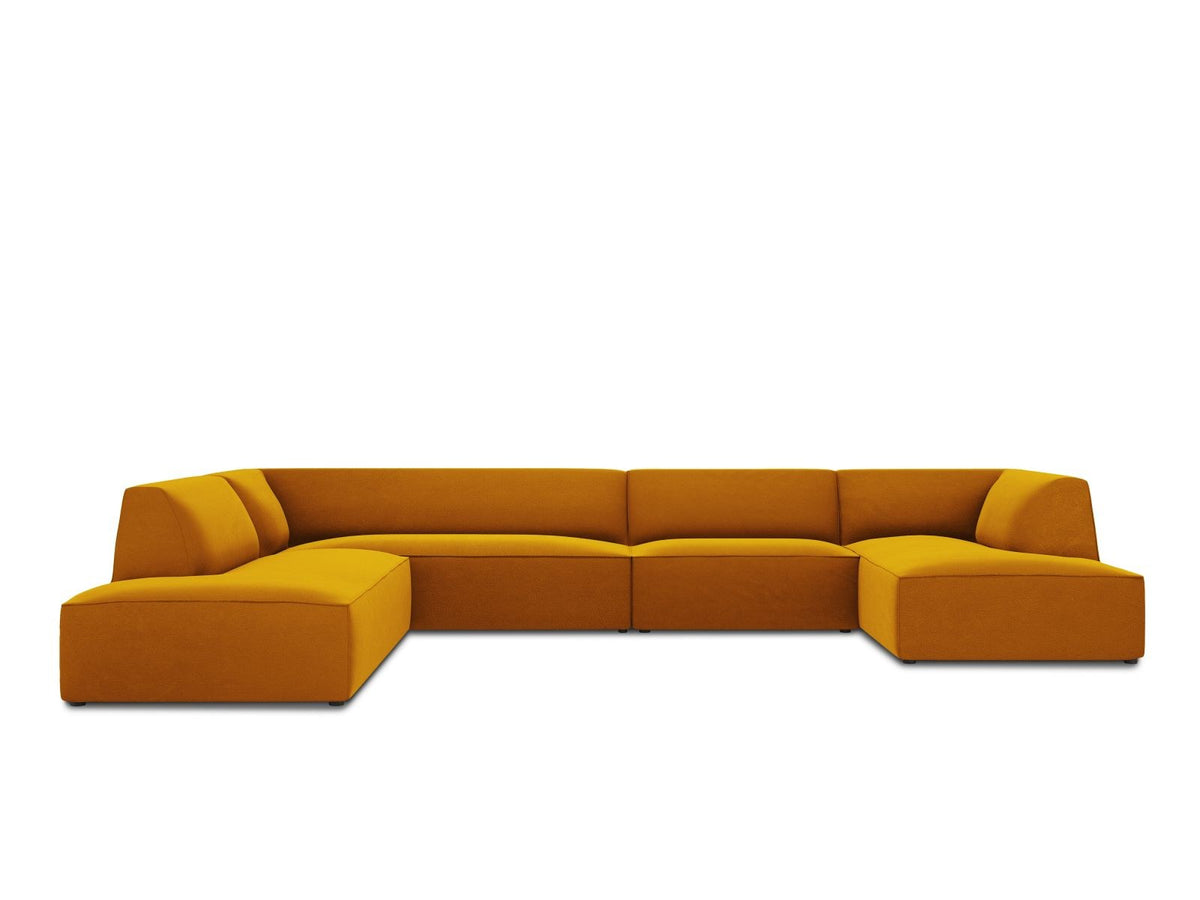Panorama-Ecksofa links mit Samtbezug in Beige, massivem Holzrahmen und schwarzen Kunststoffbeinen, Modell Siena von Cosmopolitan Design.