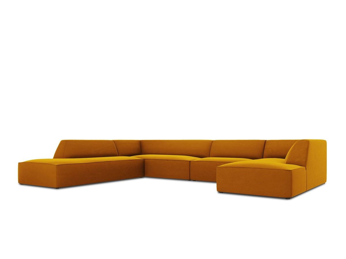 Panorama-Ecksofa links mit Samtbezug in Beige, massivem Holzrahmen und schwarzen Kunststoffbeinen, Modell Siena von Cosmopolitan Design.