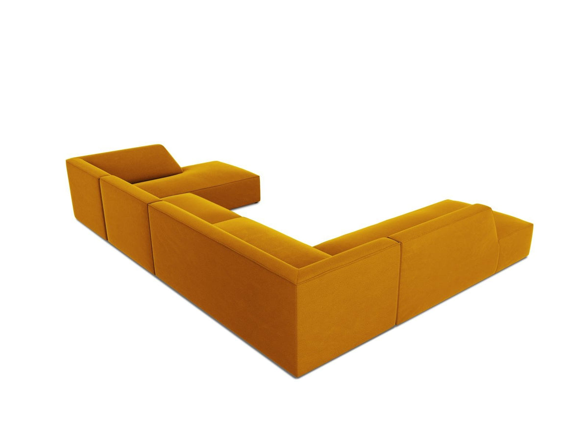 Panorama-Ecksofa links mit Samtbezug in Beige, massivem Holzrahmen und schwarzen Kunststoffbeinen, Modell Siena von Cosmopolitan Design.