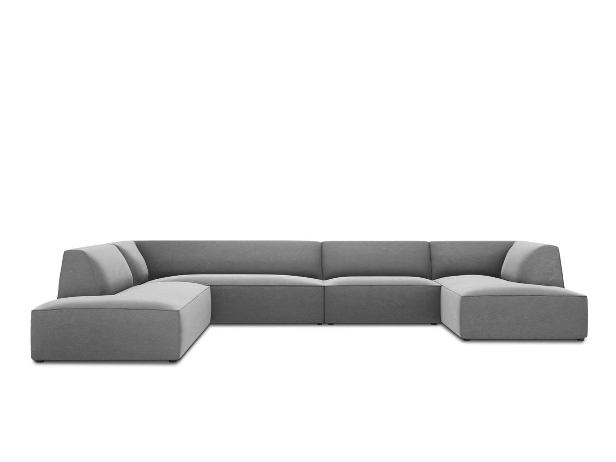 Panorama-Ecksofa links mit Samtbezug in Beige, massivem Holzrahmen und schwarzen Kunststoffbeinen, Modell Siena von Cosmopolitan Design.