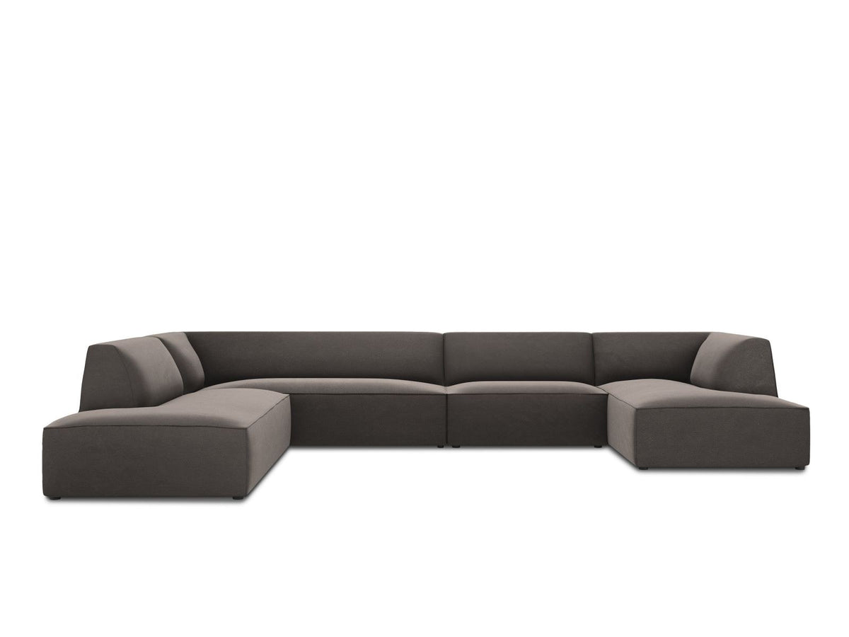 Panorama-Ecksofa links mit Samtbezug in Beige, massivem Holzrahmen und schwarzen Kunststoffbeinen, Modell Siena von Cosmopolitan Design.