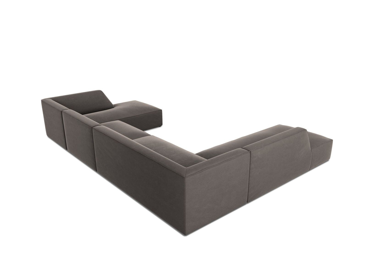 Panorama-Ecksofa links mit Samtbezug in Beige, massivem Holzrahmen und schwarzen Kunststoffbeinen, Modell Siena von Cosmopolitan Design.