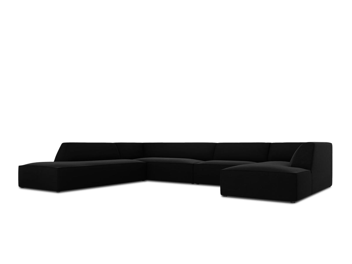 Panorama-Ecksofa links mit Samtbezug in Beige, massivem Holzrahmen und schwarzen Kunststoffbeinen, Modell Siena von Cosmopolitan Design.