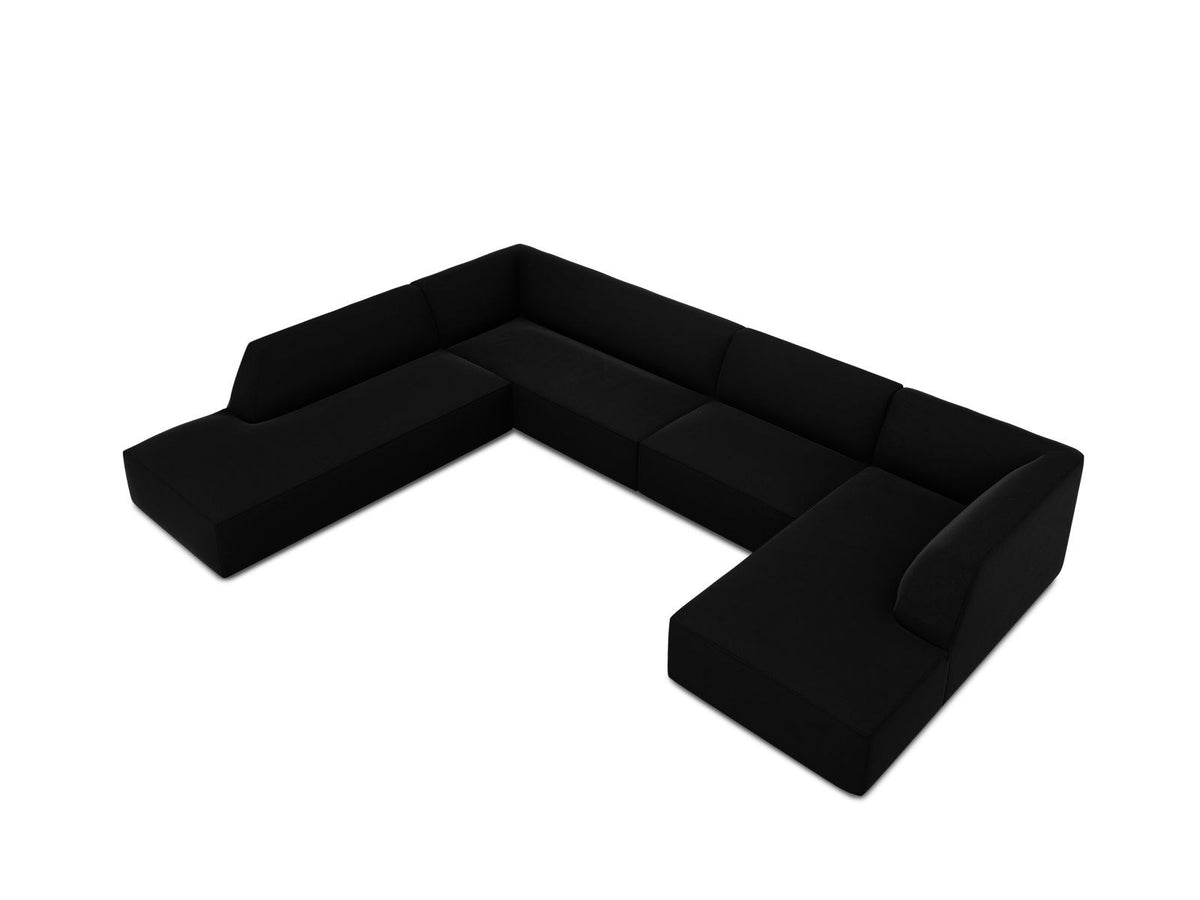 Panorama-Ecksofa links mit Samtbezug in Beige, massivem Holzrahmen und schwarzen Kunststoffbeinen, Modell Siena von Cosmopolitan Design.