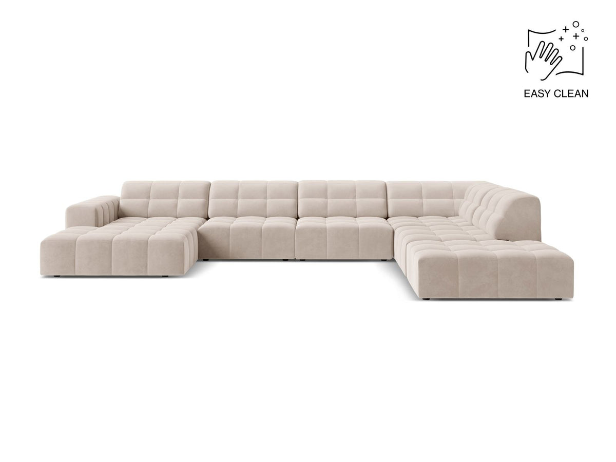 Ecksofa rechts von Cosmopolitan Design in Samtvelours Light Beige, Panoramaform mit Récamiere und schwarzen Kunststoffbeinen.