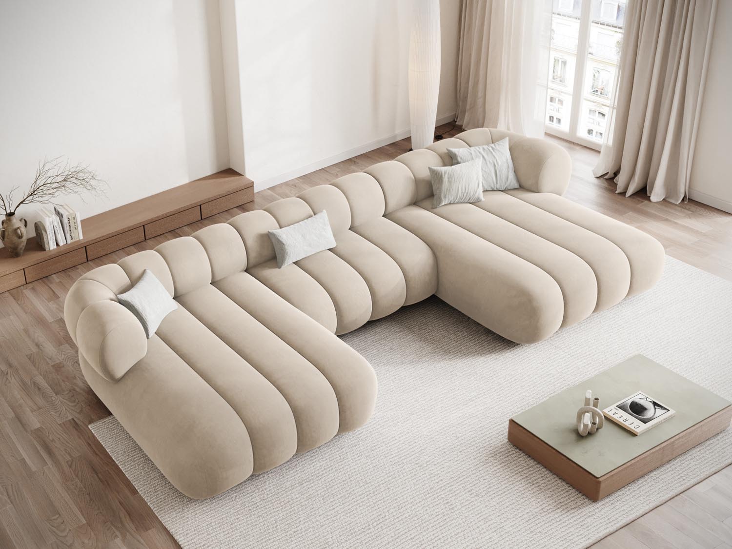 Elegantes Koge Velour Panoramic Sofa für 6 Personen in sanftem Light Beige-Vogue, ideal für stilvolle Wohnräume.