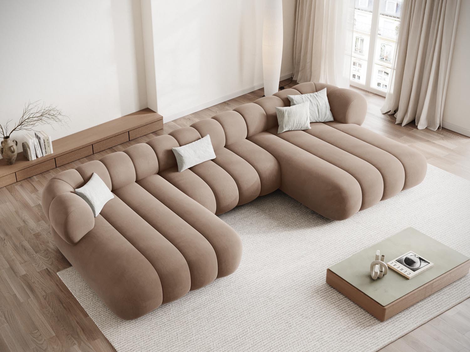 Elegantes Koge Velour Panoramic Sofa für 6 Personen in stilvollem Dunkelbeige, ideal für moderne Wohnräume.