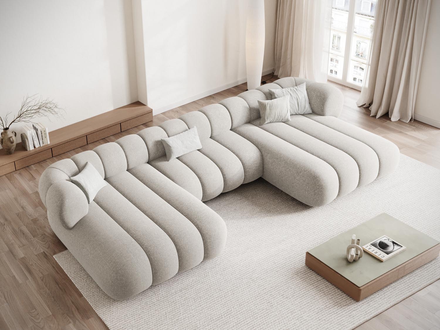 Elegantes Koge Panoramic Sofa für 6 Personen in hellem Beige, ideal für stilvolle Wohnräume und gemütliche Zusammenkünfte.