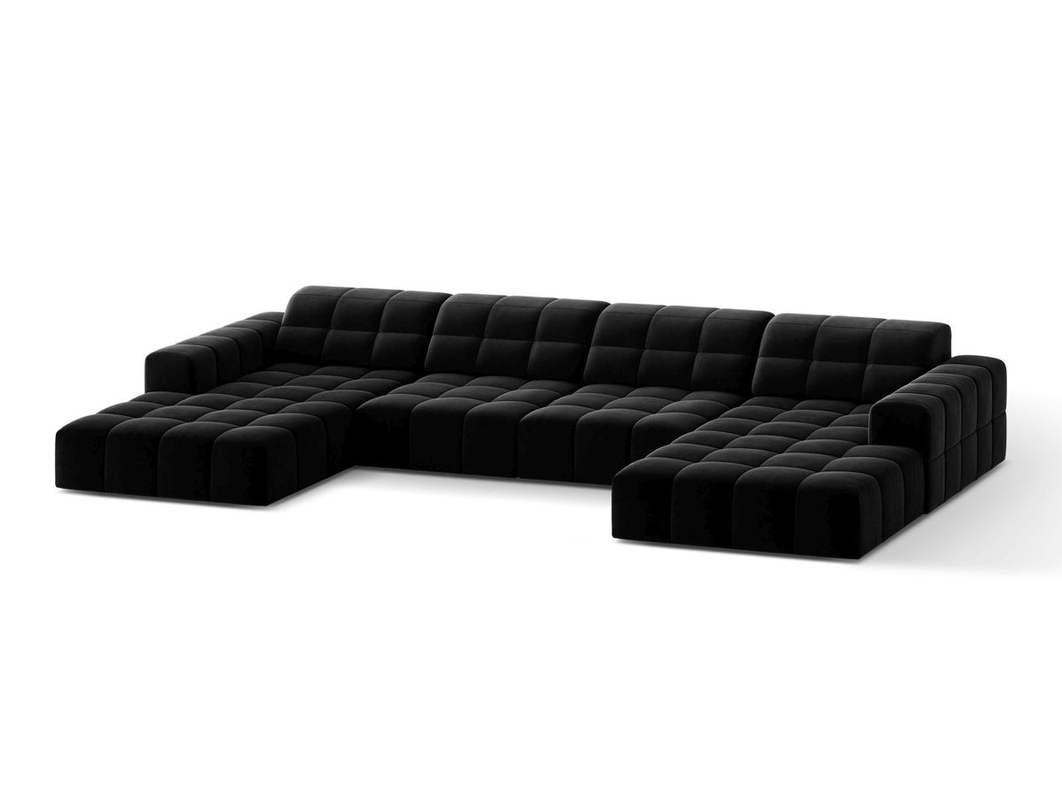 Beige-farbenes Panoramic-Sofa mit Samtbezug, sechs Sitzplätzen, abgewinkelter Rückenlehne und schwarzen Kunststoffbeinen.