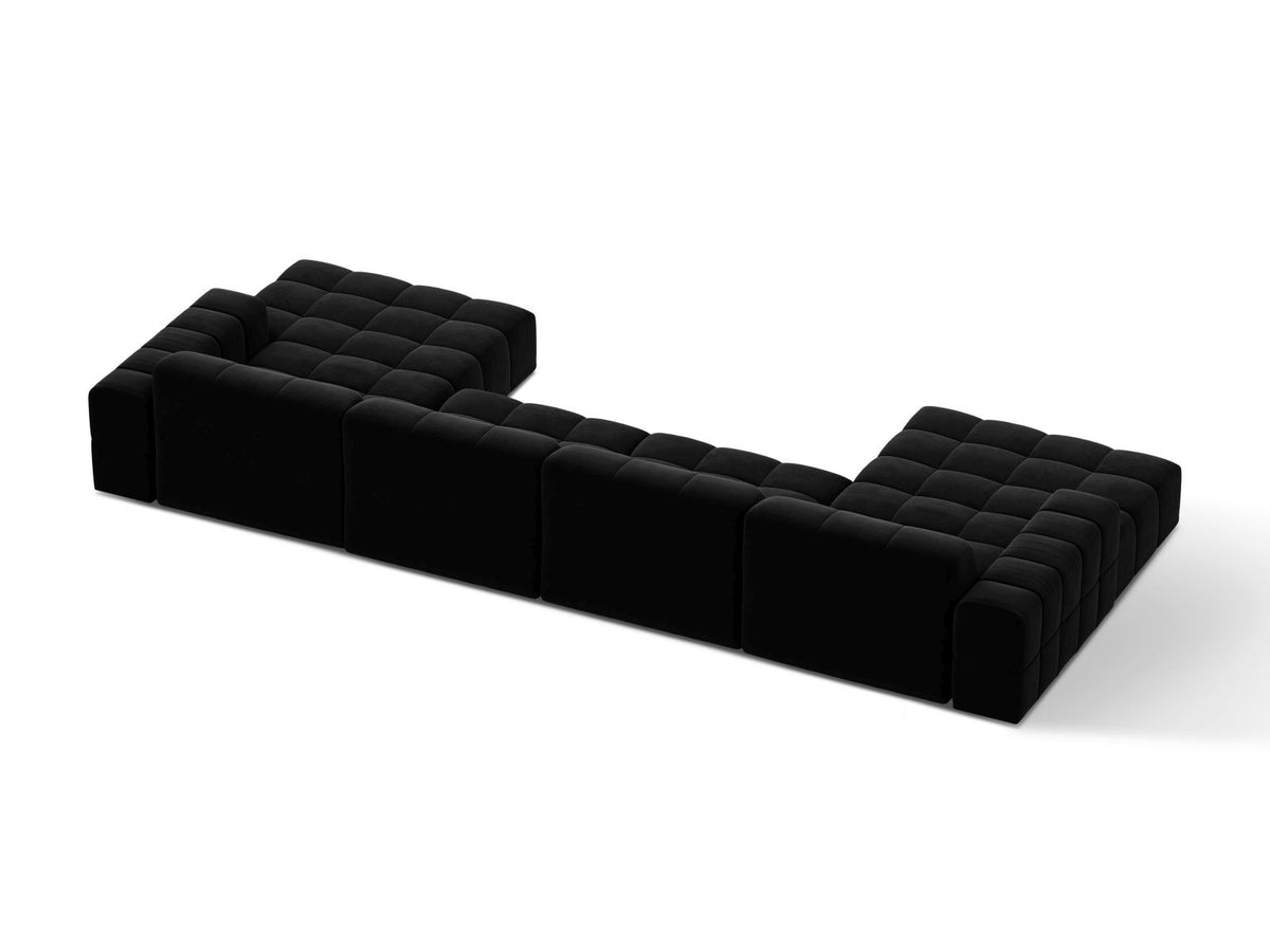 Beige-farbenes Panoramic-Sofa mit Samtbezug, sechs Sitzplätzen, abgewinkelter Rückenlehne und schwarzen Kunststoffbeinen.