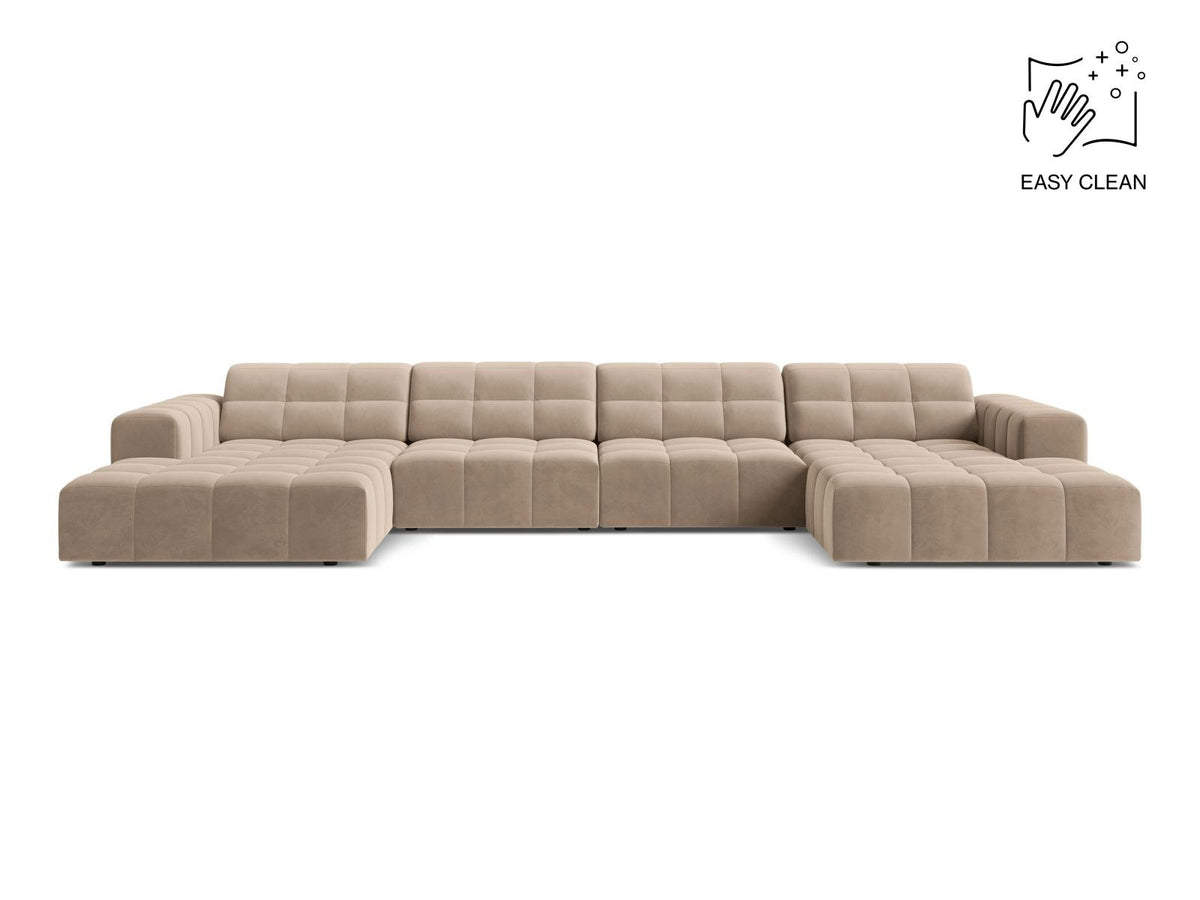 Beige-farbenes Panoramic-Sofa mit Samtbezug, sechs Sitzplätzen, abgewinkelter Rückenlehne und schwarzen Kunststoffbeinen.