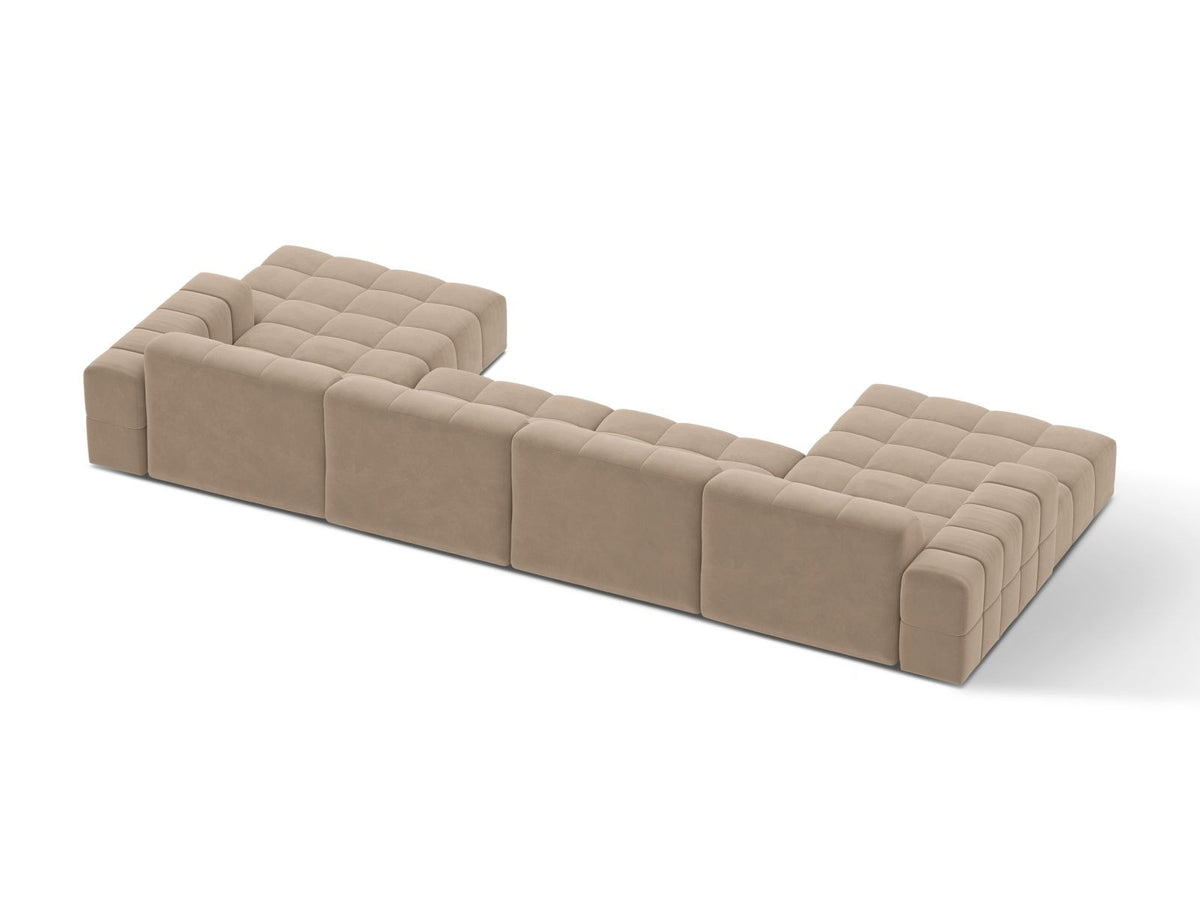 Beige-farbenes Panoramic-Sofa mit Samtbezug, sechs Sitzplätzen, abgewinkelter Rückenlehne und schwarzen Kunststoffbeinen.