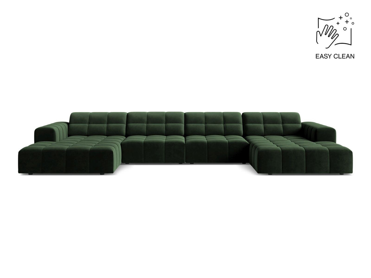 Beige-farbenes Panoramic-Sofa mit Samtbezug, sechs Sitzplätzen, abgewinkelter Rückenlehne und schwarzen Kunststoffbeinen.